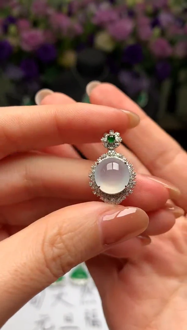 颈饰18K金镶嵌翡翠冰蛋