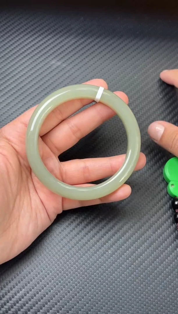 未镶嵌手镯和田玉且末近矿微色差62Km