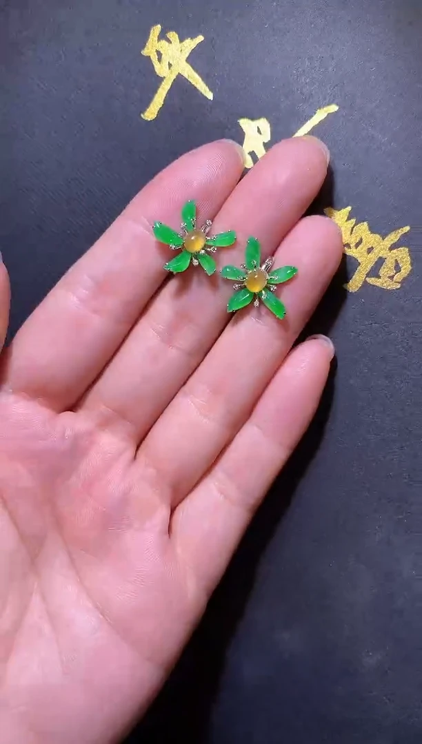 18K金镶嵌翡翠耳饰翡翠花朵耳钉