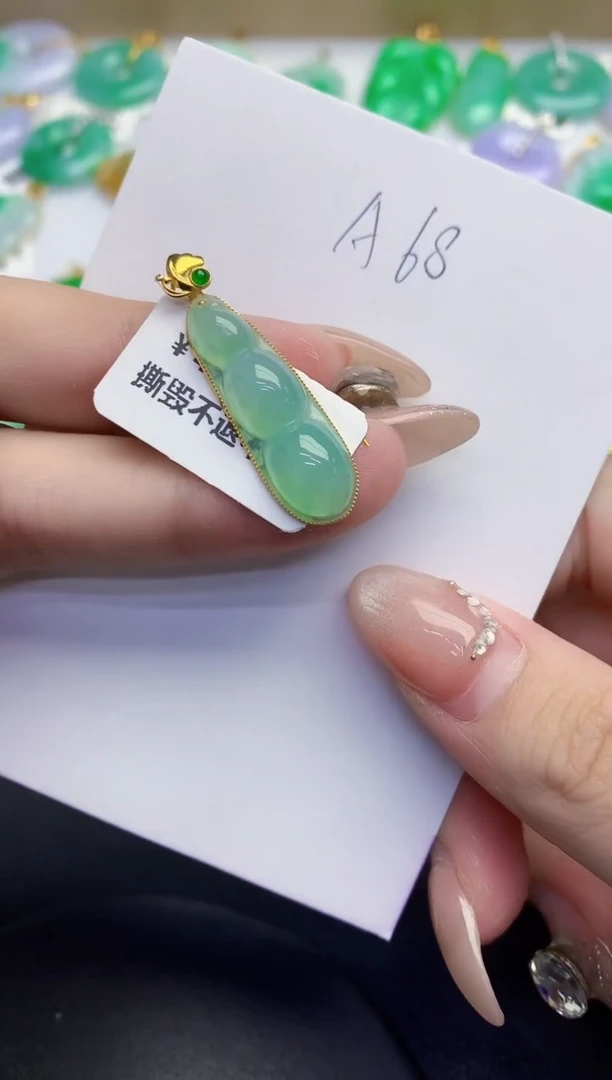 颈饰18K金镶嵌翡翠缅甸天然翡翠a货