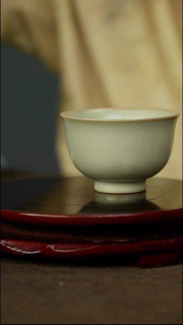 粉青 压手杯 带底款