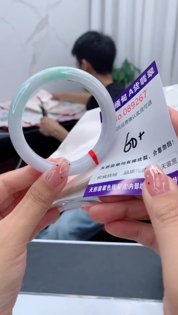 未镶嵌手镯翡翠有纹，完美者勿拍