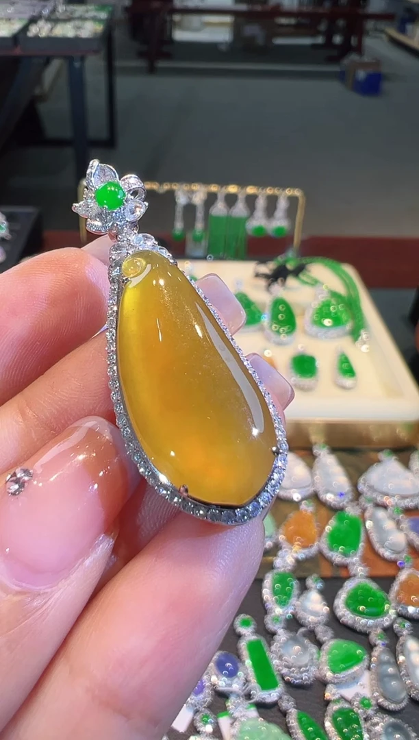 【闪购商品】翡翠吊坠(不含链)18K金镶嵌翡翠