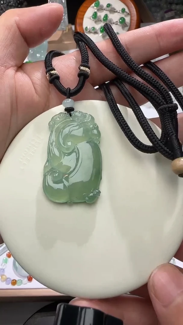 翡翠未镶嵌颈饰如意吊坠