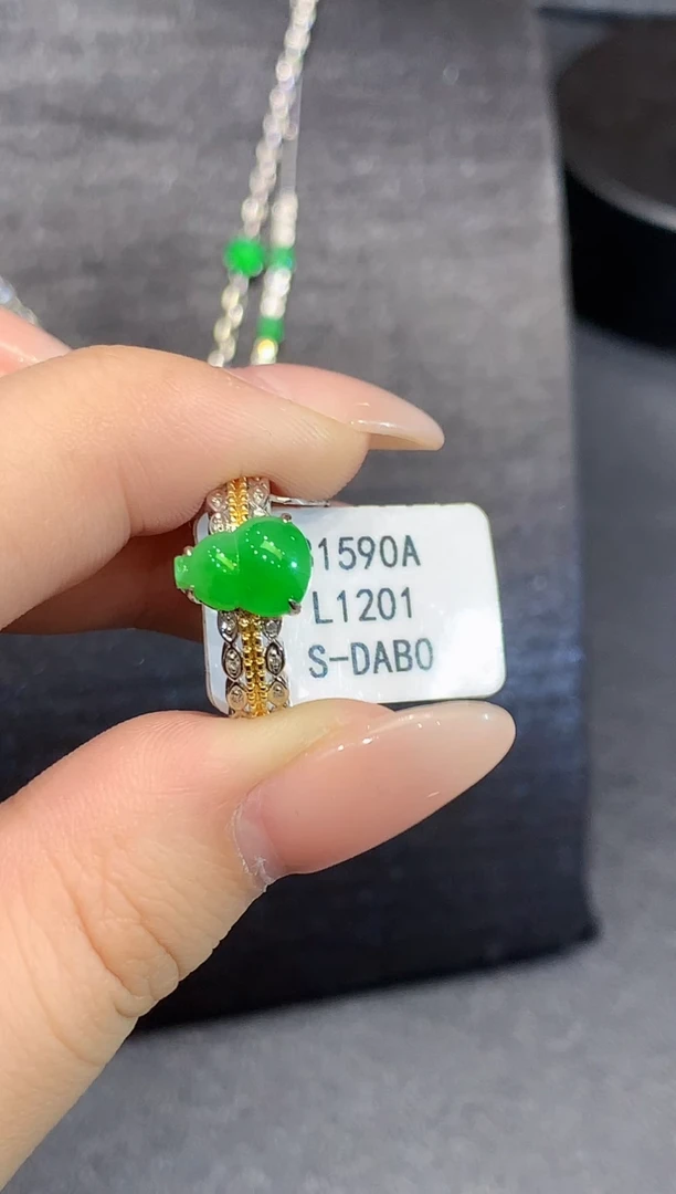18K金镶嵌戒指翡翠L多样性发其一