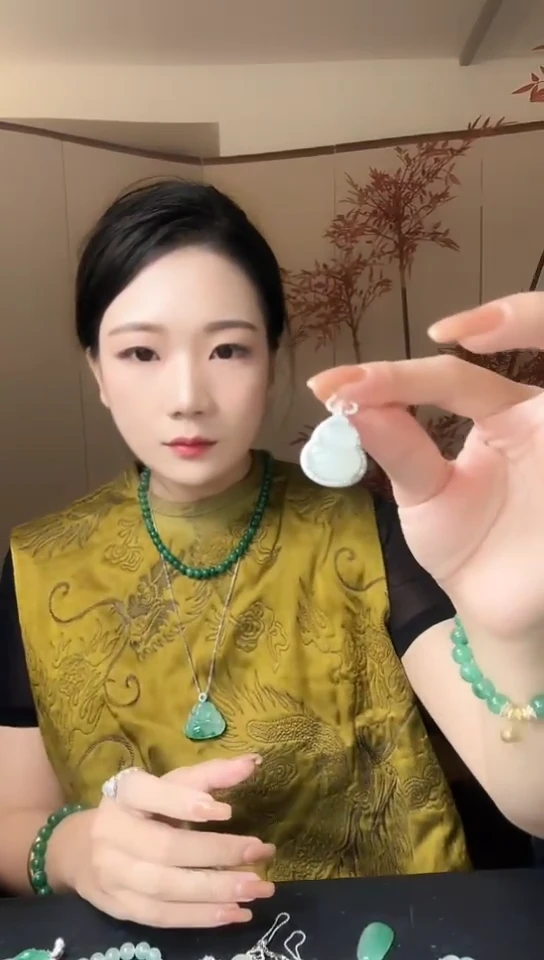 吊坠(不含链)未镶嵌石英质玉（非洲翠）非洲翠葫芦（拍一发其一）