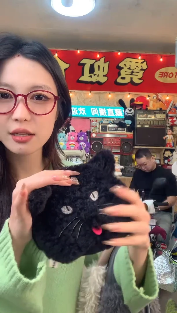 超纤皮（革）小黑猫吐信子手拿包