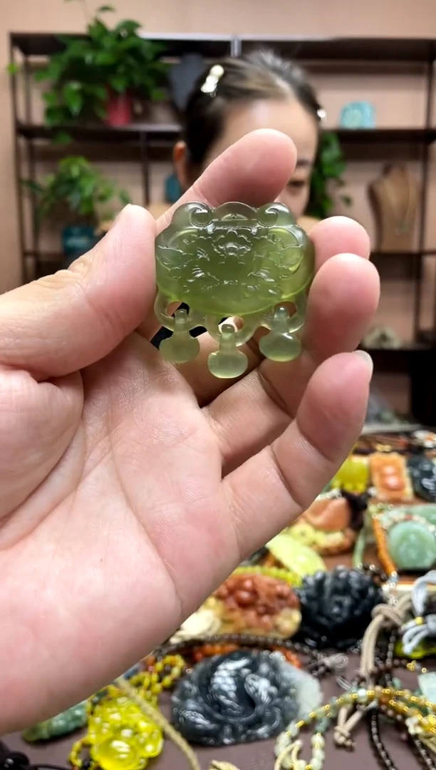 未镶嵌岫玉颈饰·