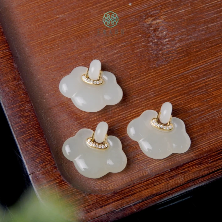 石惑珠宝^和田玉锁吊坠约20*23mm^多样性发一赠链