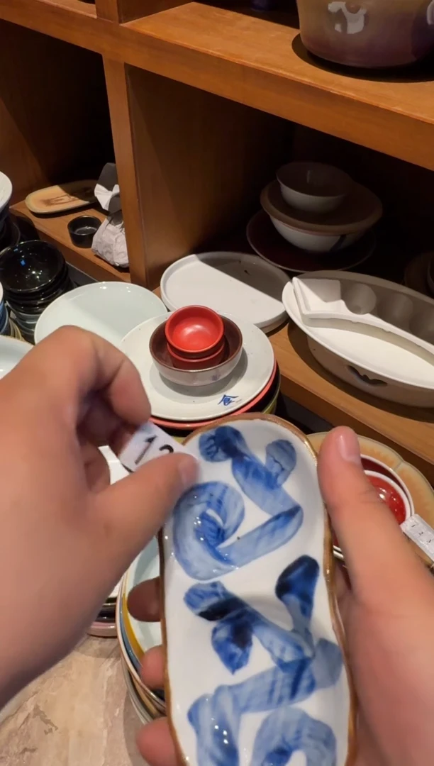瓷124    微瑕手绘两格味碟1个