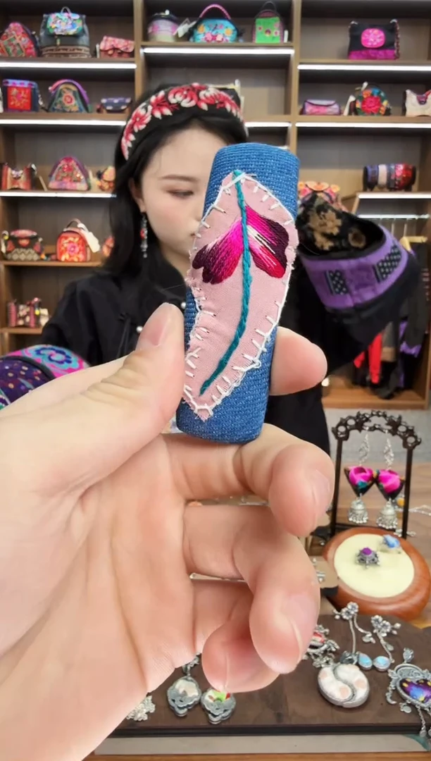 【闪购商品】织绣92蒙阿苏苗绣传承