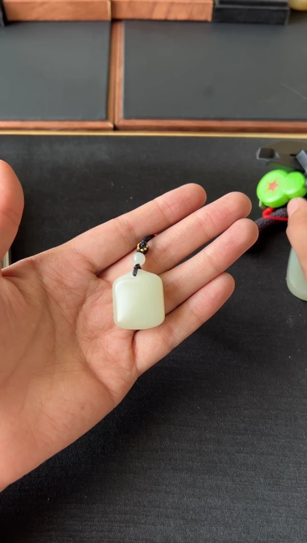 【闪购商品】和田玉吊坠(赠链)未镶嵌且末微色差迪克兰