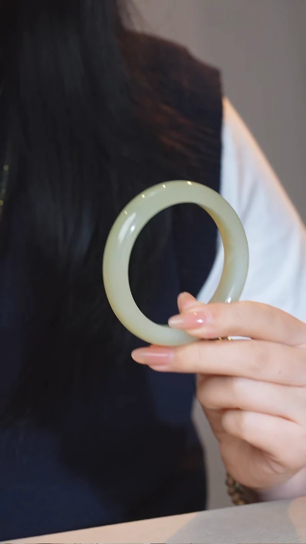 和田玉手镯未镶嵌圈口56.6（214号）@@H2930