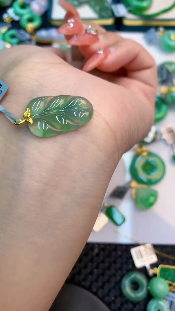 颈饰18K金镶嵌翡翠1