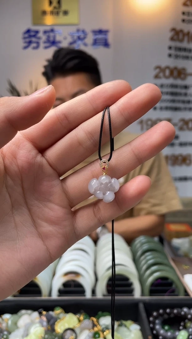 颈饰银S925镶嵌和田玉烟紫荷花吊坠一件