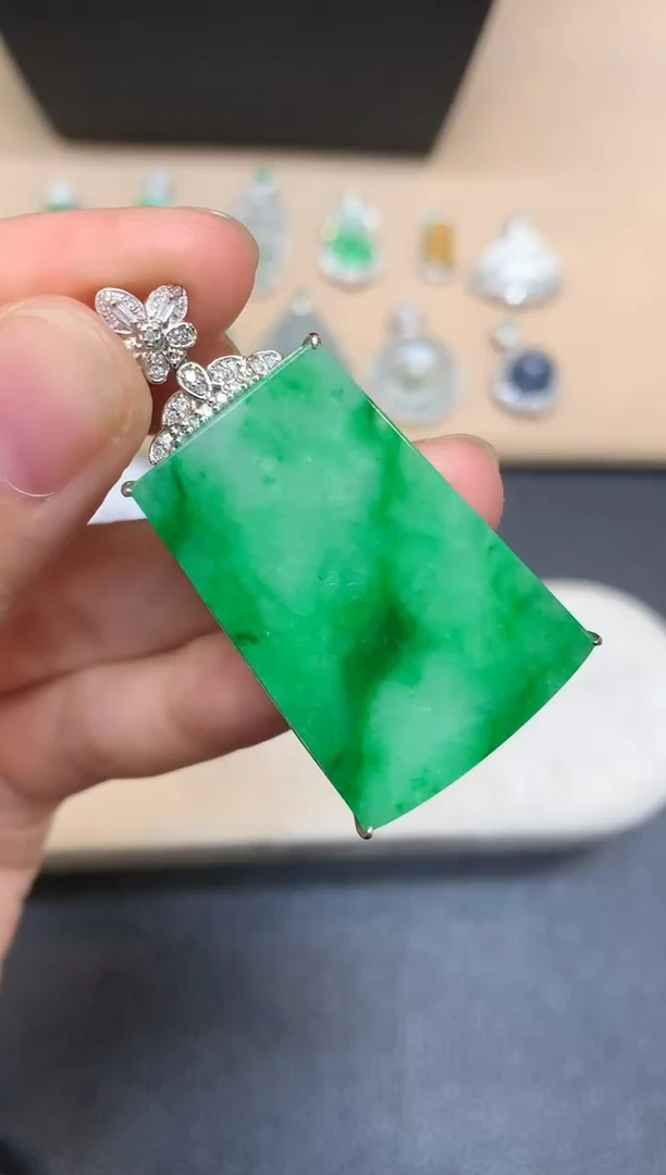 颈饰18K金镶嵌翡翠无事牌【无服务费