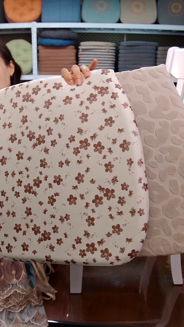 布石头记忆棉：米色1个；碎花记忆棉：米色1个