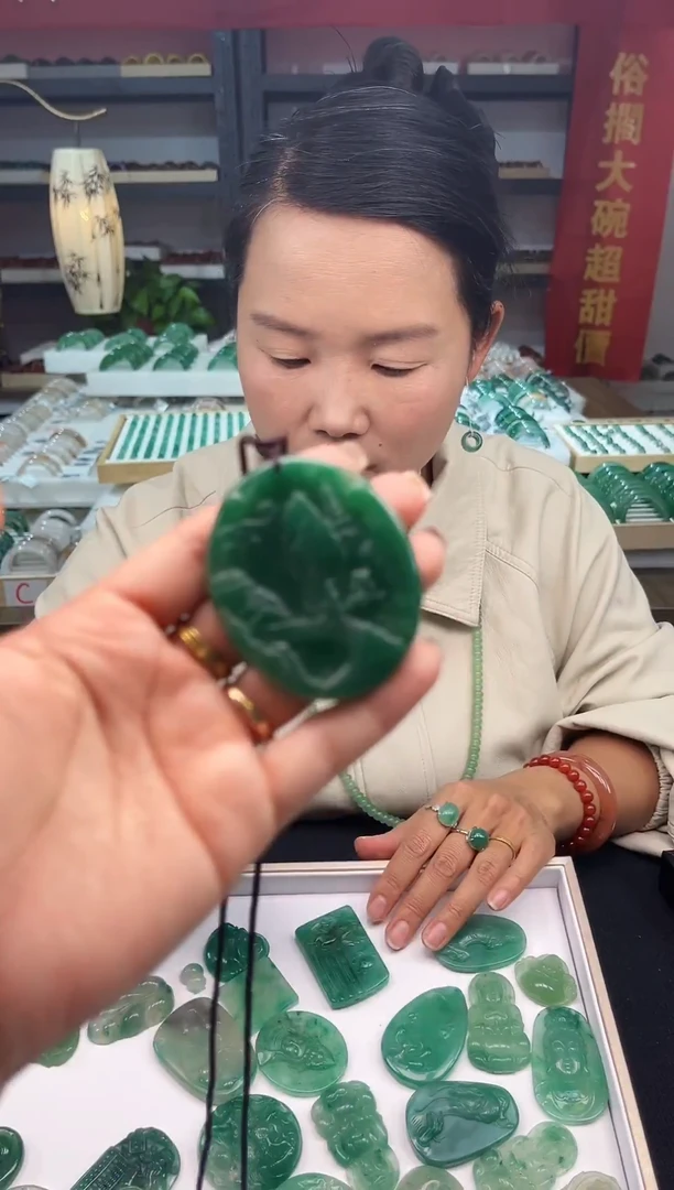 吊坠(不含链)未镶嵌石英质玉（非洲翠）1
