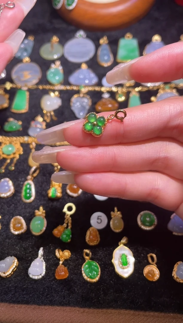 颈饰银S925镶嵌翡翠?**猪天然A货