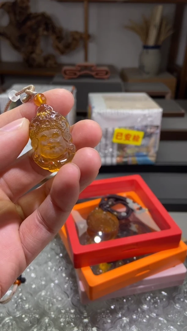 琥珀颈饰未镶嵌黄财神