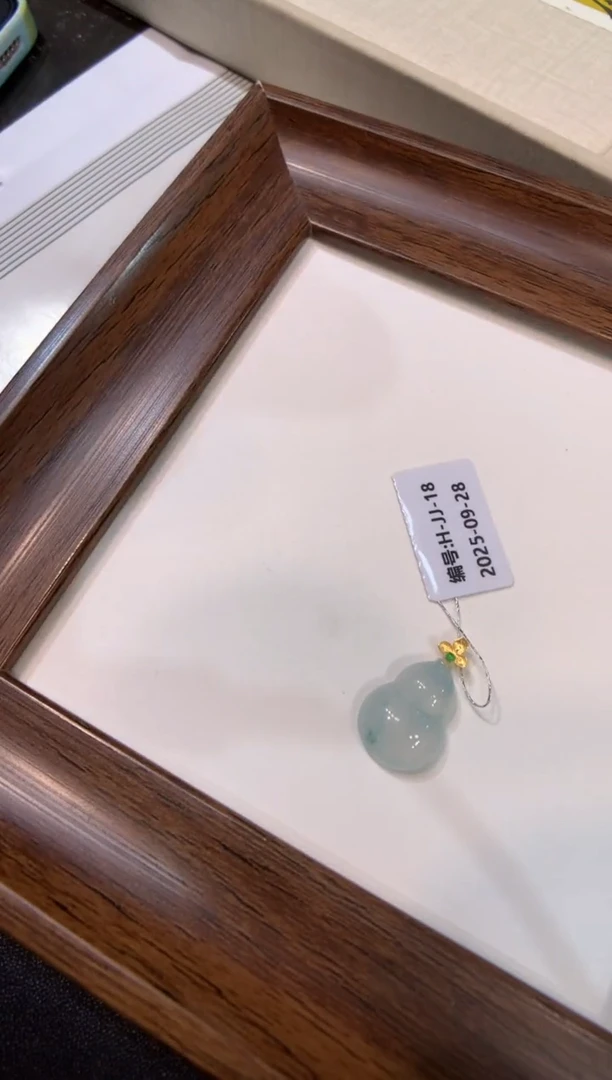 颈饰18K金镶嵌翡翠葫芦
