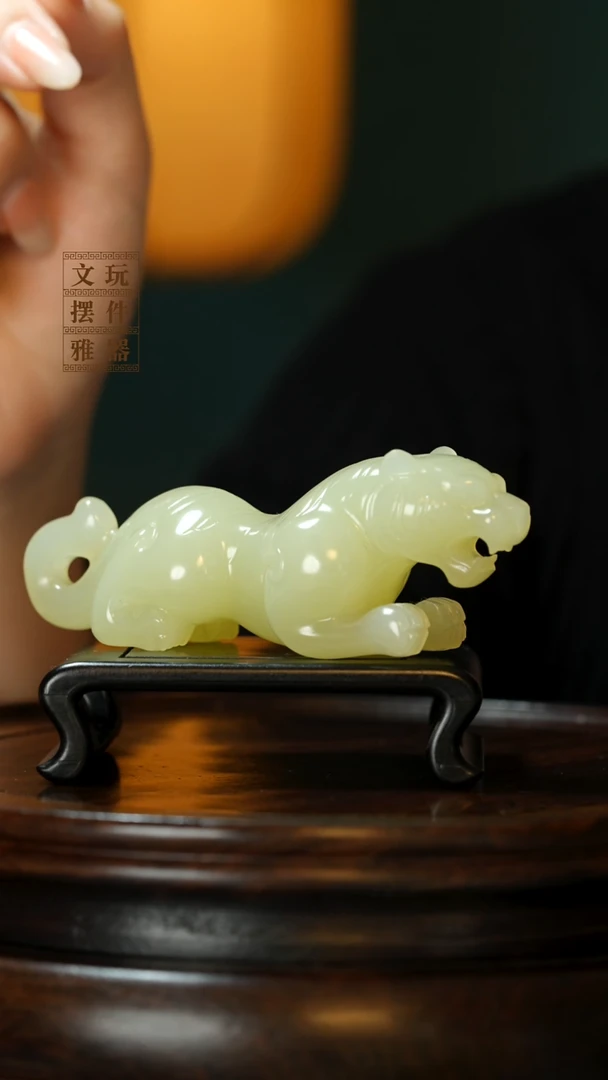 玉《伏虎》手把件摆件