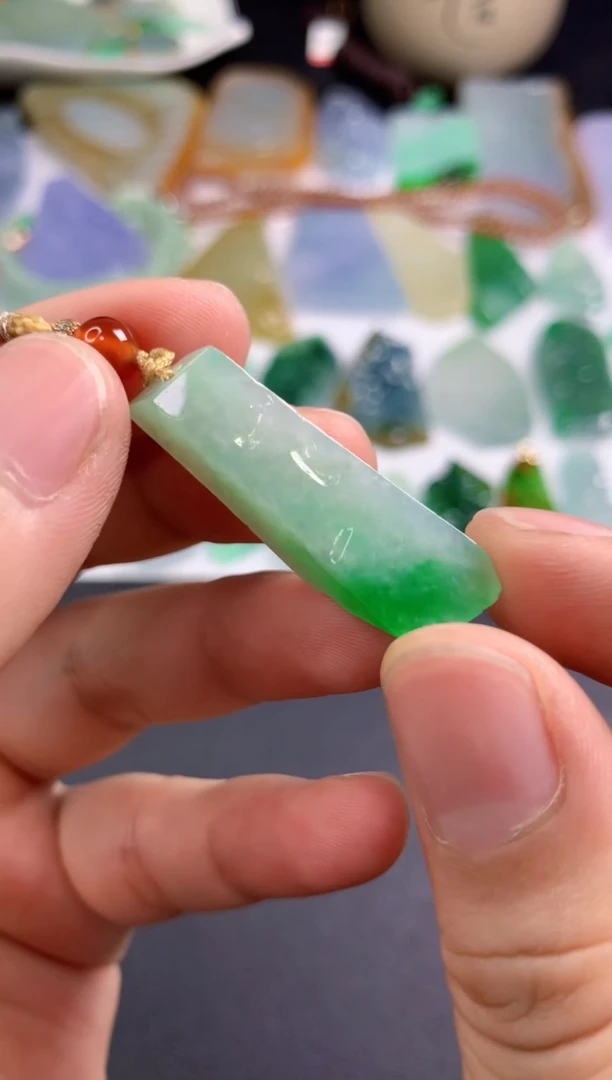 颈饰未镶嵌翡翠