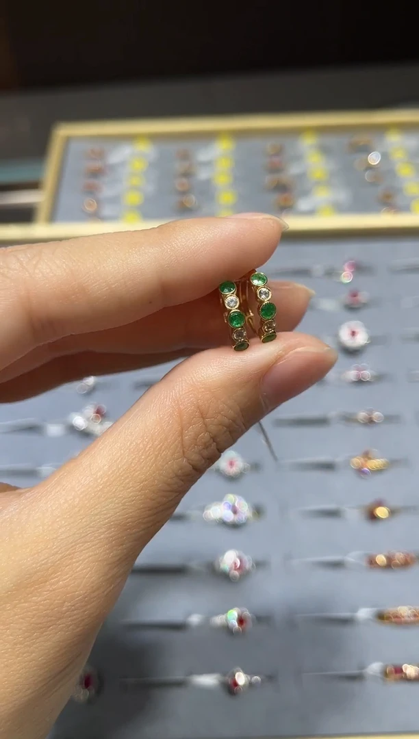 18K金镶嵌耳饰祖母绿1