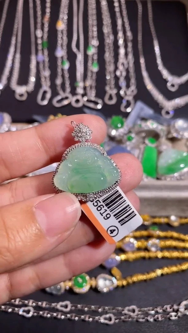 颈饰18K金镶嵌翡翠吊坠