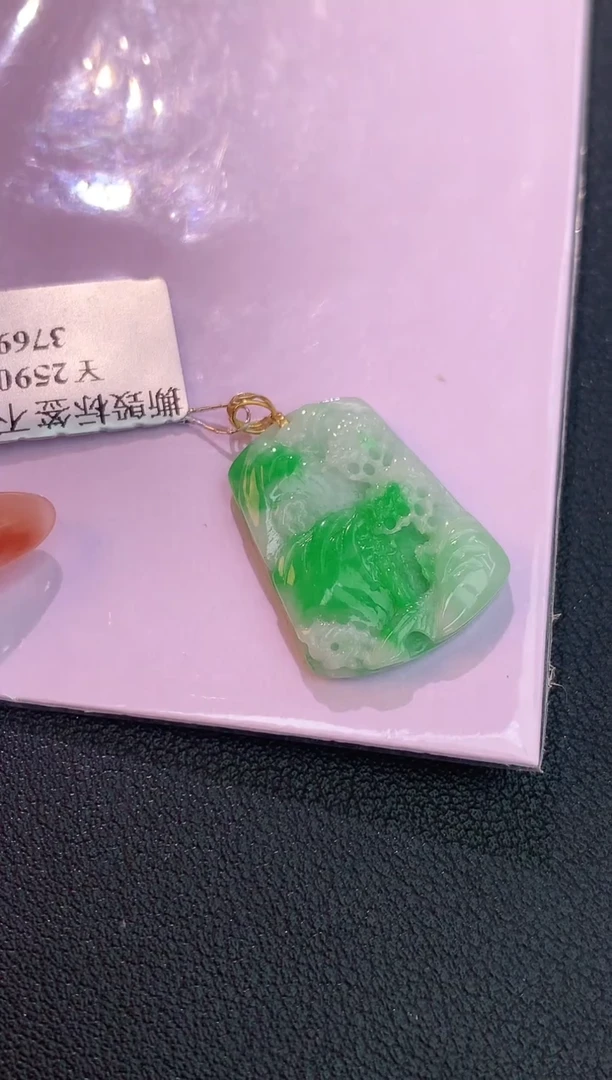 颈饰18K金镶嵌翡翠赠礼盒 丁丁