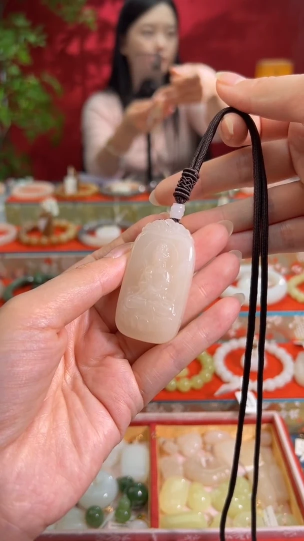 颈饰未镶嵌和田玉藕粉观音牌