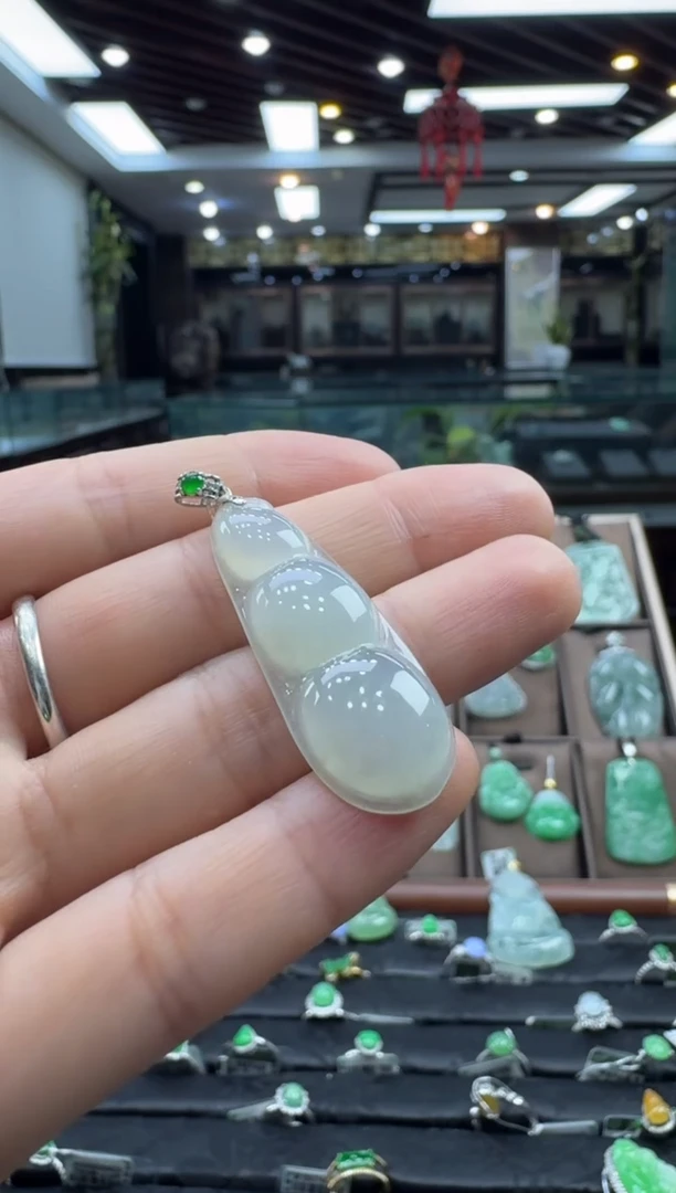 颈饰18K金镶嵌翡翠豆子