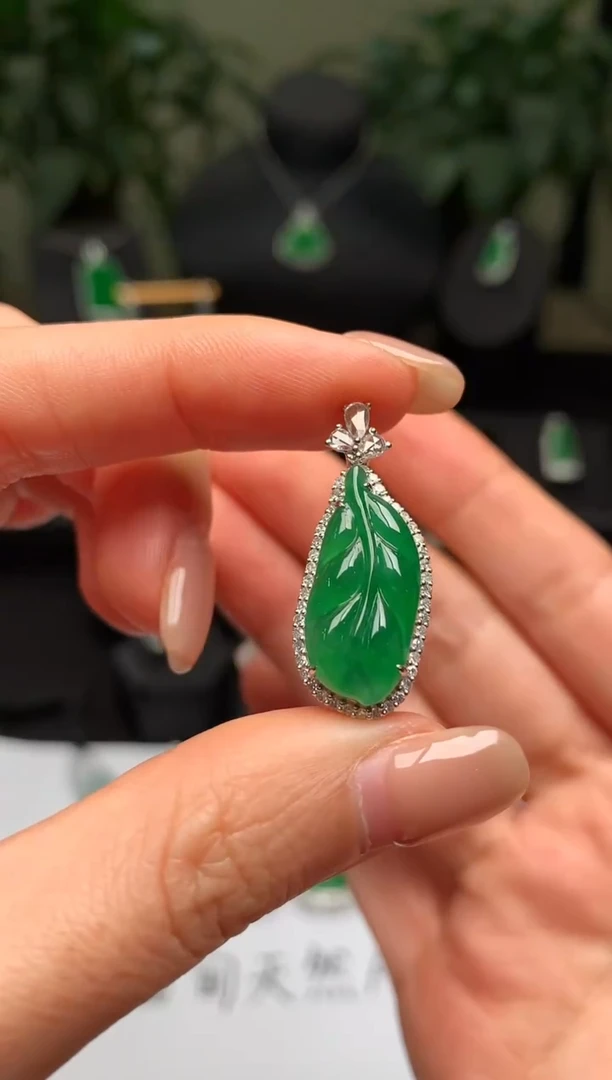 颈饰18K金镶嵌翡翠叶子