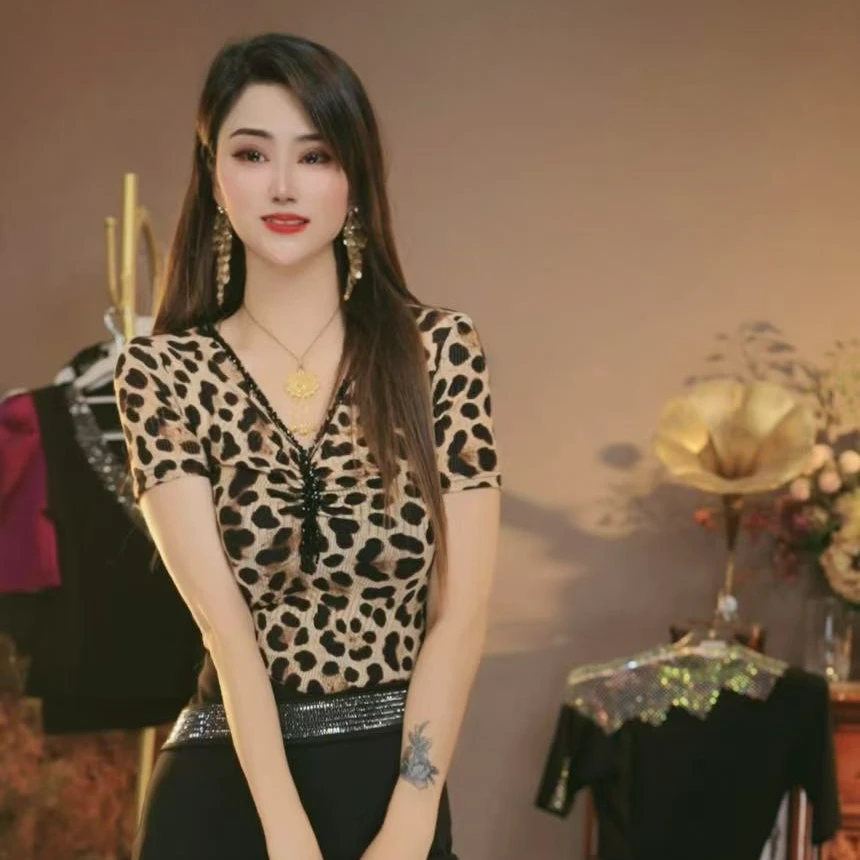 芳依2025欧货v领夏季设计感新款钉珠T恤