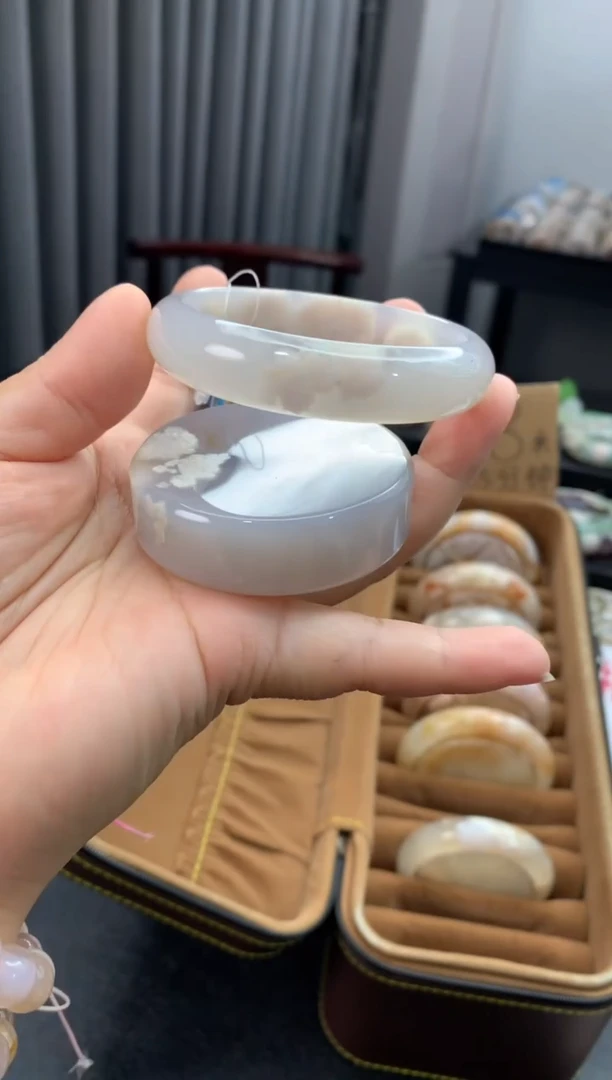 未镶嵌手镯石英质玉（56-57圈口）赠送镯心 无证书