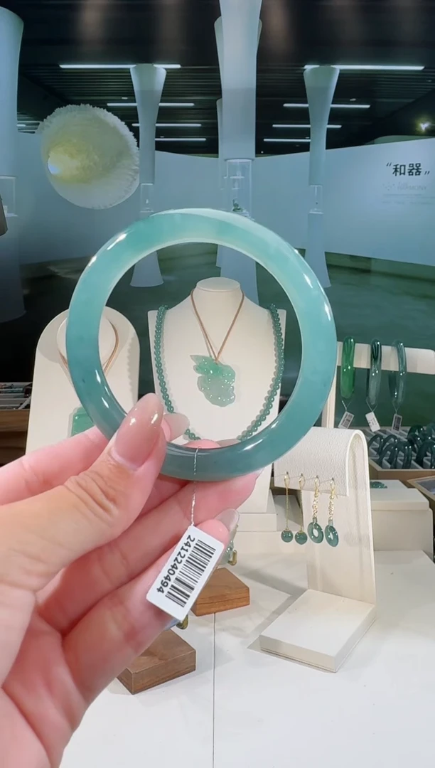 翡翠手镯未镶嵌55圈