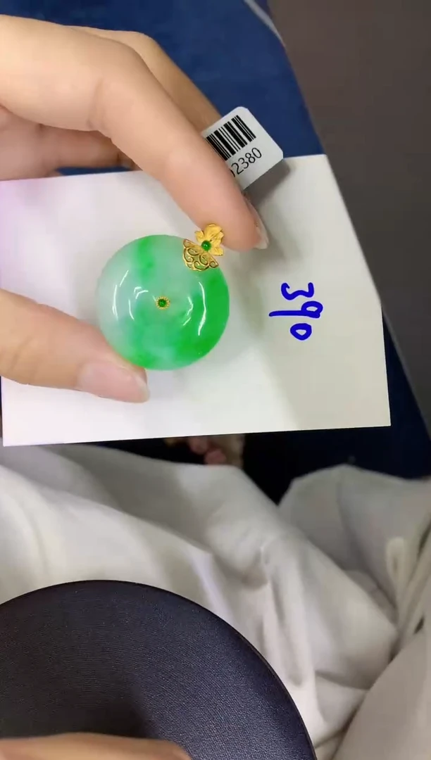 颈饰18K金镶嵌翡翠缅甸天然翡翠A货