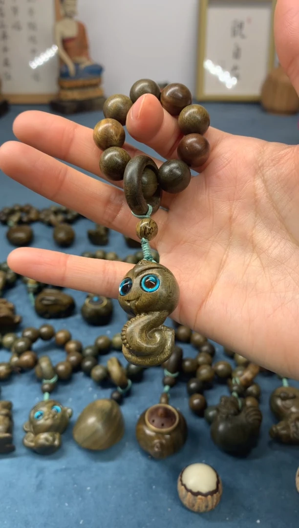 【闪购商品】维腊木（绿檀）把件 小萌蛇 盘玩件