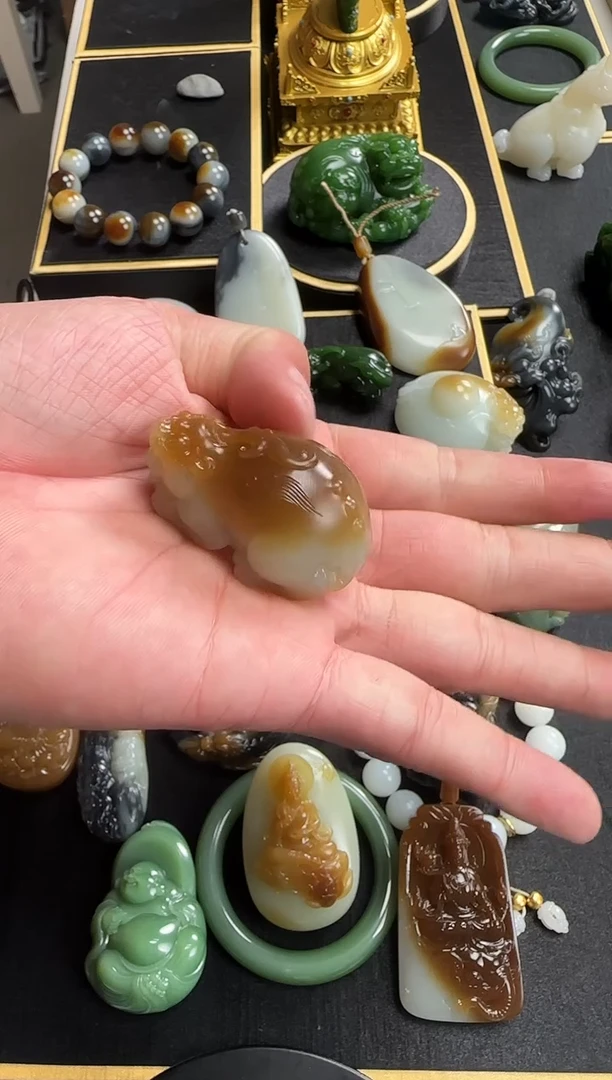 未镶嵌和田玉挂件p43糖白俏色貔貅