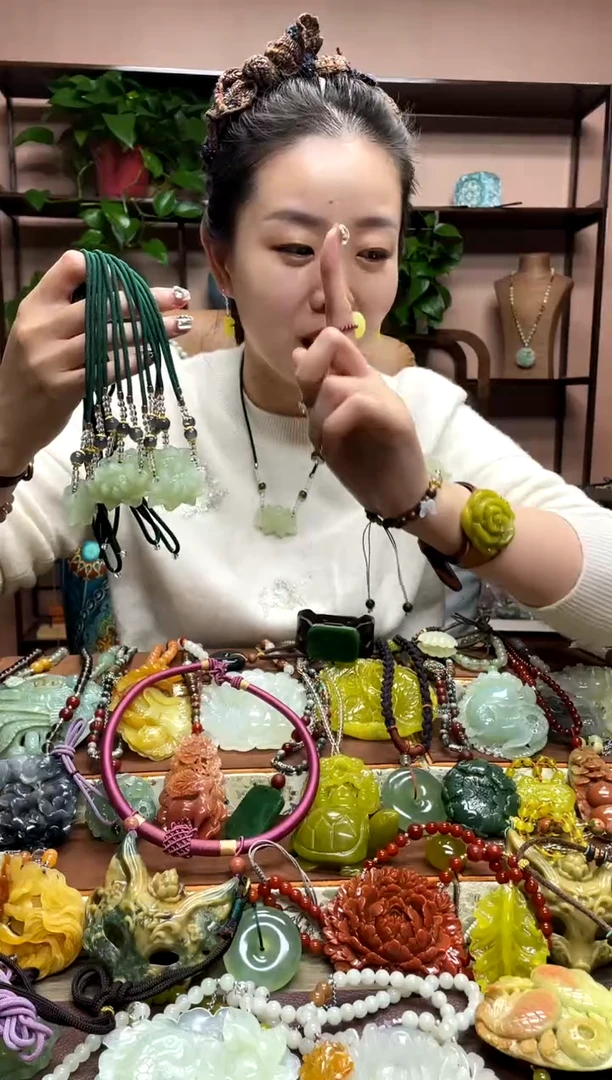 未镶嵌岫玉颈饰多样性发货发其中之一