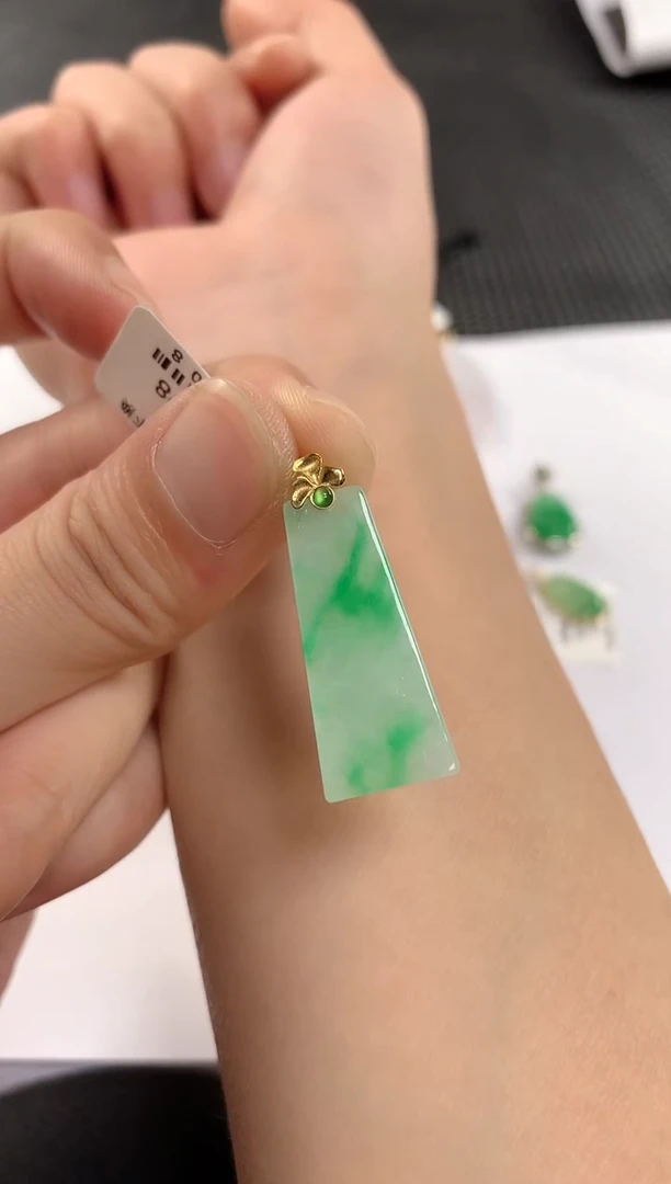 颈饰18K金镶嵌翡翠130