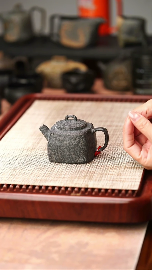 归玉堂冰碛岩重工雕刻豹纹透光小四方佛壶150cc