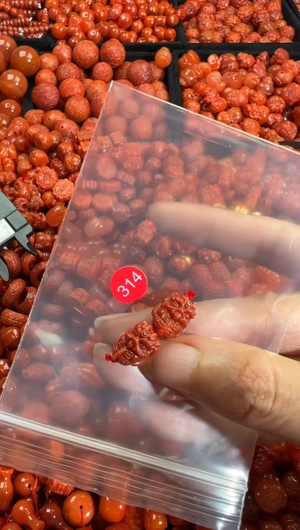南红玛瑙未镶嵌颈饰1