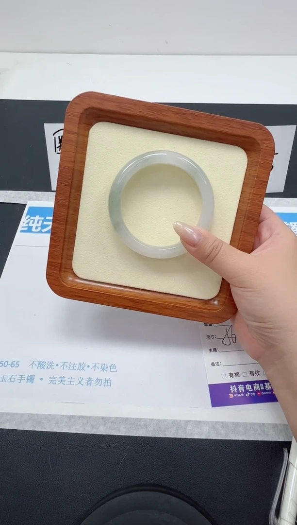 【闪购商品】石英质玉手镯未镶嵌编号：65--56圈 天山翠