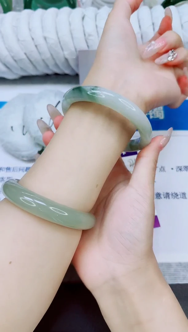 未镶嵌手镯石英质玉275/60