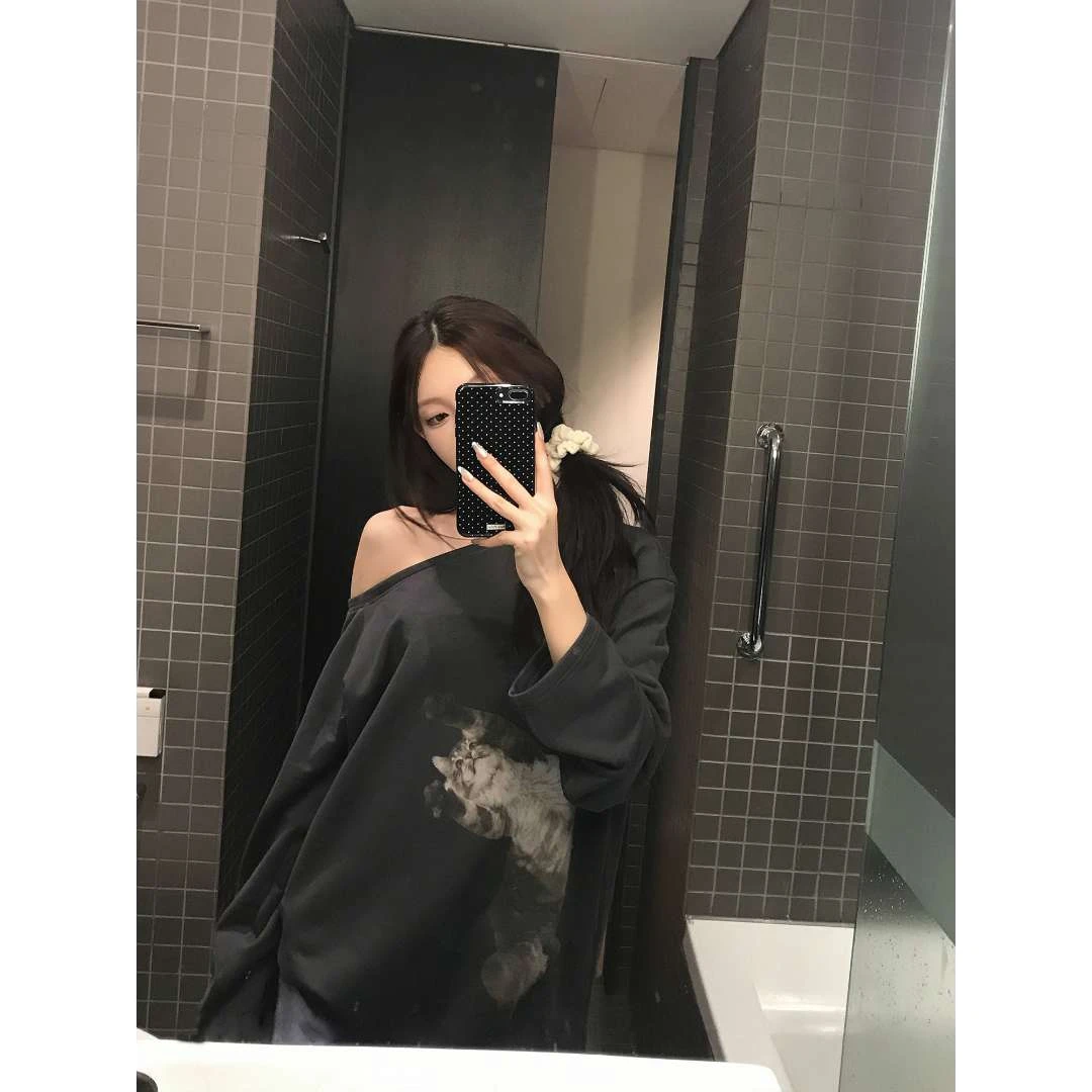 YWBY美式斜领露肩卫衣女秋季设计感复古慵懒风宽松显瘦辣妹上衣