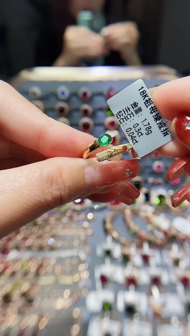 【闪购商品】祖母绿戒指18K金镶嵌0.3..