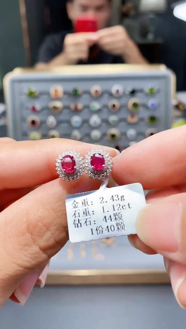 耳饰18K金镶嵌红宝石1.12.