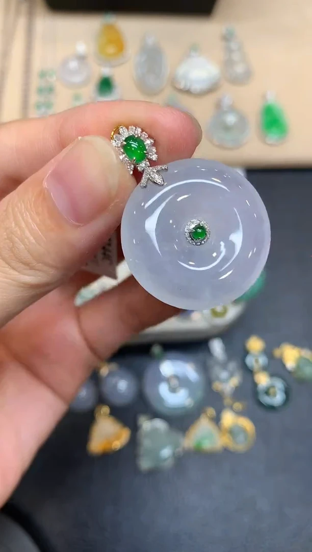 颈饰18K金镶嵌翡翠平安扣【无服务费