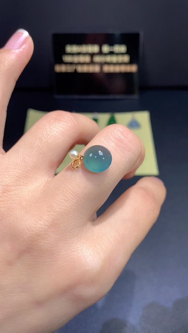 翡翠18K金镶嵌颈饰翡翠吊坠